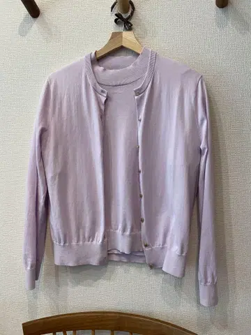 연보라색 가디건과 반팔 상의 세트