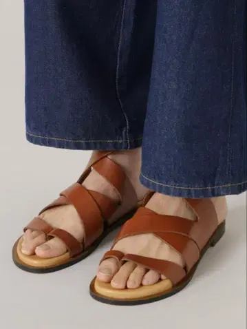 브라운 가죽 샌들 로즈버드