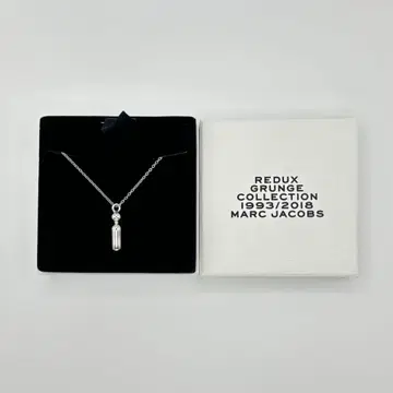 마크제이콥스 MARC JACOBS 버블리 i 펜던트 목걸이