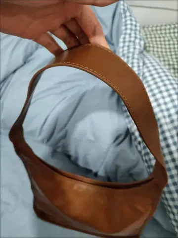 브라운 합성 피혁 숄더백