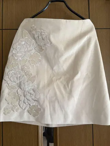 Lily Brown 꽃무늬 자수 타이트 스커트 아이보리