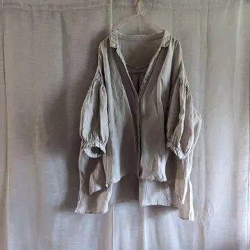 네스트로브 린넨 개더 블라우스 린넨 그대로의 색상