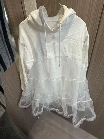화이트 프릴 디자인 후드티