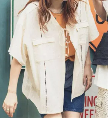 니코앤드 V넥 레이스 블라우스 화이트 티라 메이크업 스태프