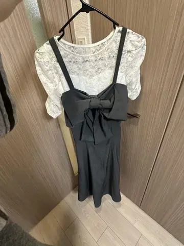 그레이 드레스와 레이스 탑 셋업