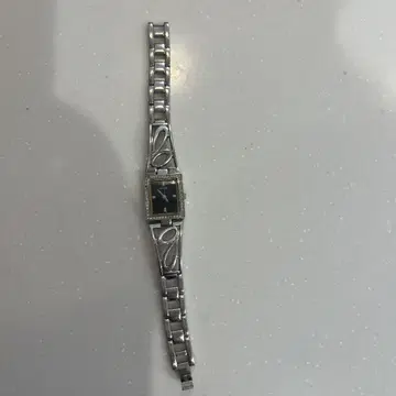 GUESS 실버 스퀘어형 시계 블랙 다이얼