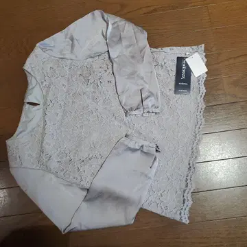 레이스와 새틴 소재의 긴팔 상의 M