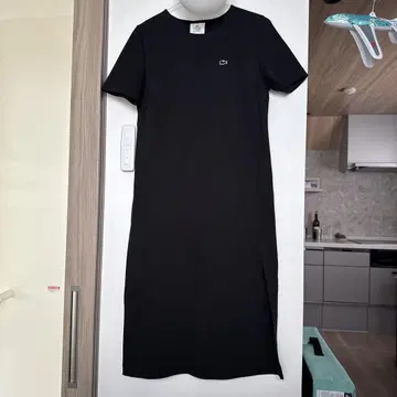 라코스테 블랙 원피스 무릎 아래 슬릿