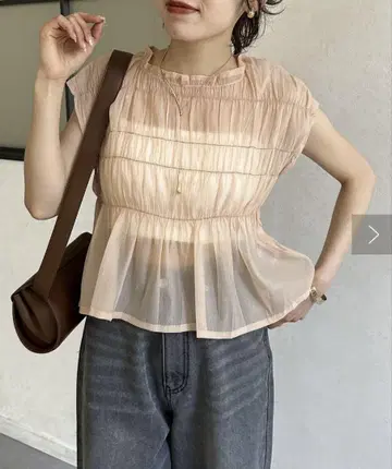 프릴이 달린 시어 탑 슬리브리스