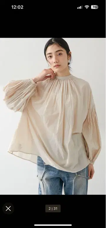 베이지 플리츠 벌룬 슬리브 블라우스
