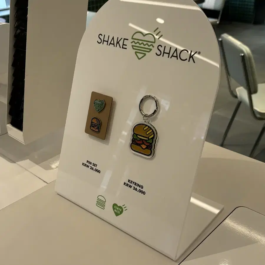 human made shake shack コラボ　キーリングとピンバッジ A limited-edition key ring and pins set will also be sold