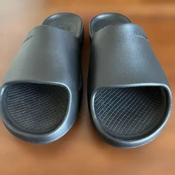 FREEWATERS 블랙 슬라이드 샌들
