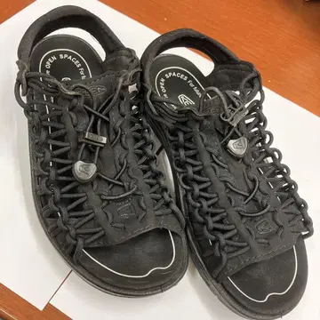 KEEN Open Spaces 블랙 스포츠 샌들