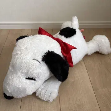 스누피 누워 있는 봉제 인형 빨간 리본 포함