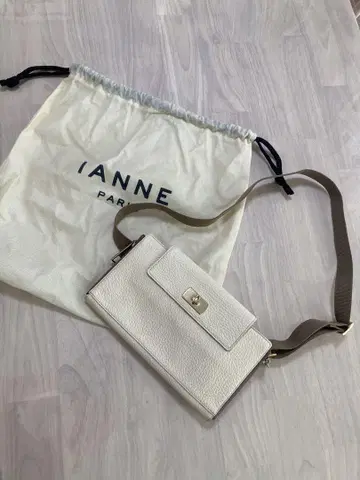 IANNE 폴린 화이트 가죽 바디백