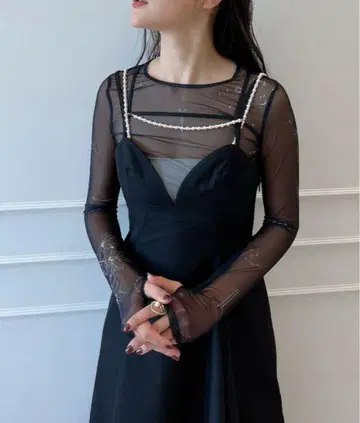 eimy istoire 펄 스트랩 하트 넥 원피스 블랙