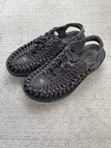 KEEN uneek 다크 그레이 26cm