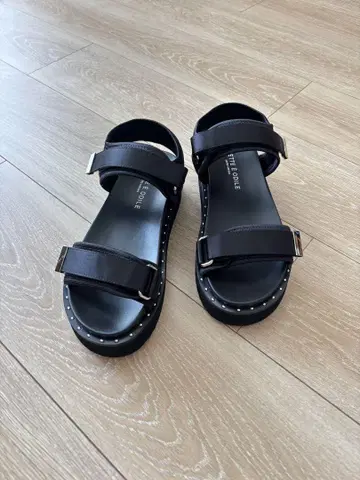 스터드가 달린 블랙 샌들 (유나이티드 애로우즈)