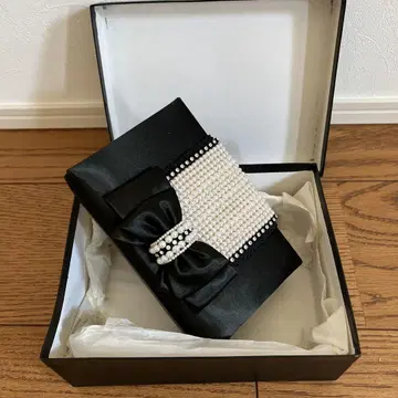 펄 장식 블랙 새틴 클러치 백