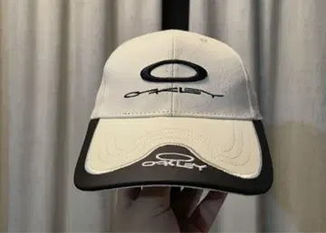 Oakley 로고 자수 캡 화이트/블랙