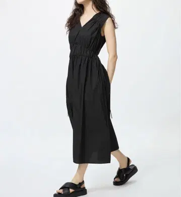 유니클로 코튼 개더 원피스 슬리브리스 블랙 3XL