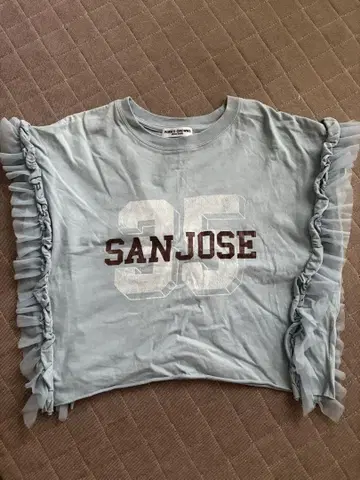 프릴이 달린 라이트 블루 티셔츠 SAN JOSE 35