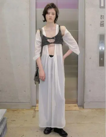 앞부분이 모인 긴 드레스