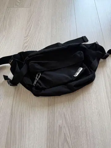 OUTDOOR 블랙 바디백 프론트 포켓 부착