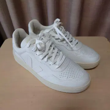 VEJA V-90 화이트 스니커즈