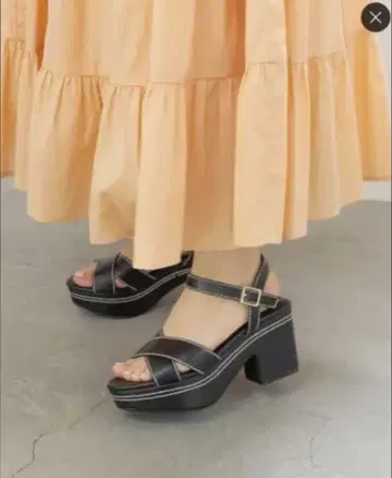 RANDA 블랙 크로스 스트랩 샌들