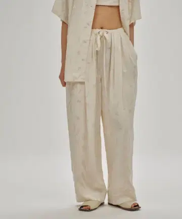 새상품 TODAYFUL Swallow Satin Pants 에크루 38