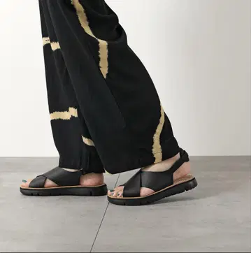 블랙 크로스 스트랩 스포츠 샌들