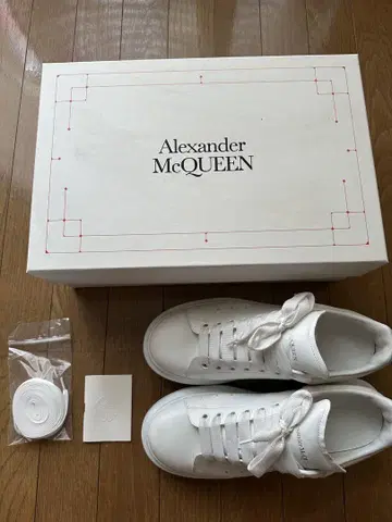Alexander McQueen 화이트 스니커즈