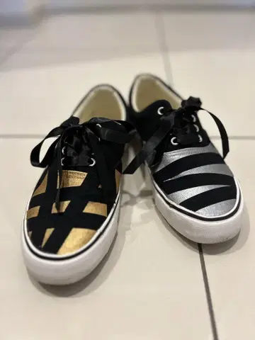 비대칭 디자인 스니커즈 23.5cm