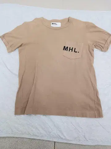 MHL. 베이지 티셔츠 포켓 부착