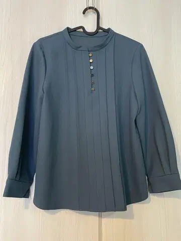 TONAL 긴팔 골드 버튼 블라우스