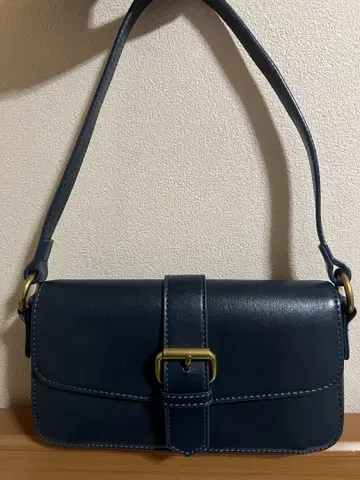 Brandy Melville 네이비 버클 숄더백