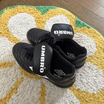 엄브로 블랙 스니커즈