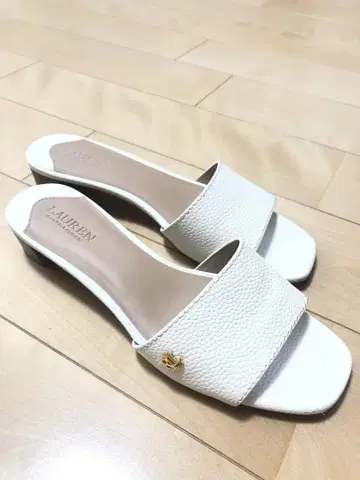 LAUREN 화이트 샌들 22.5