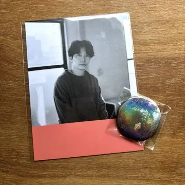 호시노 겐 회장에서만 판매되는 한정판 엽서 및 배지