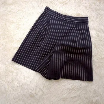 뷰티 앤 유스 큐롯(S) 스트라이프 패턴 네이비 숏팬츠
