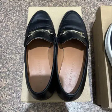 블랙 로퍼 신발 골드 금장 장식 로리즈팜
