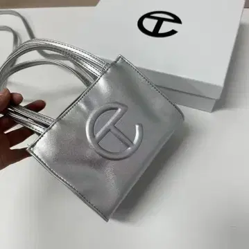 실버 메탈릭 핸드백
