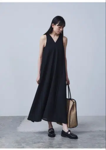 스터닝 루어 블랙 슬리브리스 V넥 원피스 새상품급