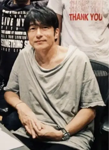 사쿠라이 입은 glamb 레이어드 티셔츠 그레이 같은 형태 동일 컬러