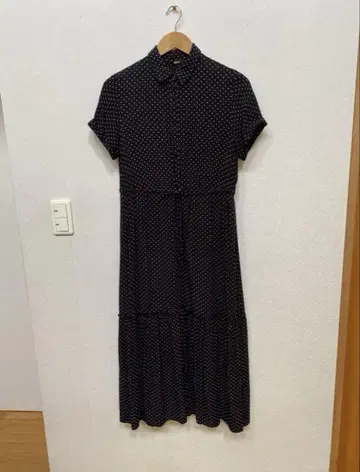 블랙에 화이트 도트 무늬 반팔 셔츠 원피스