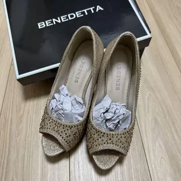 BENEDTTA 비쥬가 장식된 오픈토 힐