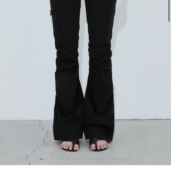 【BOHEMSEO】 KNEE SHIRRING BOOTCUT PANTS, BLACK BOHEMIAN SEOUL] KNEE SHIRRING BOOTCUT PANTS, BLACK 正規品