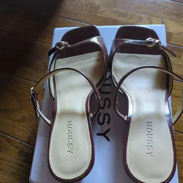 Moussy 브라운 샌들