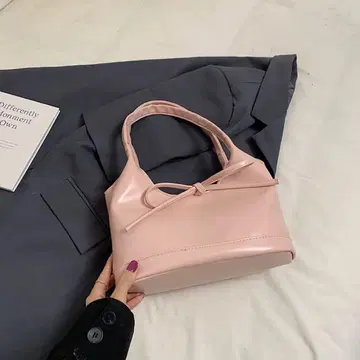 리본이 포함된 핑크 핸드백